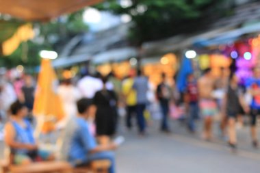 Piyasadaki insanların bulanık görüntüsü