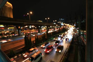 Soyut dairesel Bokeh hareket lensleri şehir ve sokak lambası veya gece vakti Bokeh ışığı. Bangkok Otoyolu Tayland.