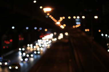 Soyut dairesel Bokeh hareket lensleri şehir ve sokak lambası veya gece vakti Bokeh ışığı. Bangkok Otoyolu Tayland.