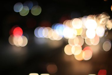 Soyut dairesel Bokeh hareket lensleri şehir ve sokak lambası veya gece vakti Bokeh ışığı. Bangkok Otoyolu Tayland.