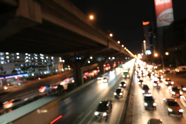摘要圆形防波堤运动透镜模糊了城市和街灯或夜间街上汽车防波堤灯的反转效果。曼谷高速公路泰国. — 图库照片