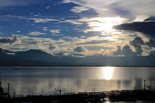 Hermoso Atardecer Cielo Nocturno Con Montaña Nubes Atardecer Reflejado Lago —  Fotos de Stock