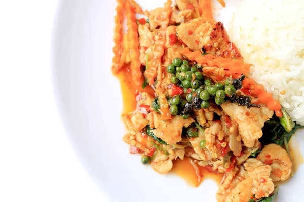 Yasemin pirinç beyaz arka plan üzerinde beyaz tabak içinde kavrulmuş chili Yapıştır ve taze Piper nigrum kızarmış tavuk karıştırın. Tay tarzında gıda.