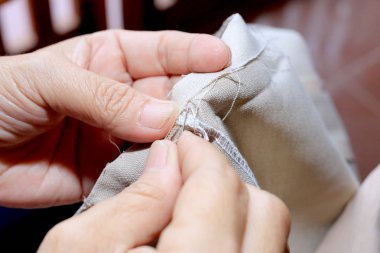 yapılan yumuşak oyuncaklar keçe ve iğne dikiş el eller terzi anda onun bezle ahşap sandalye üzerinde