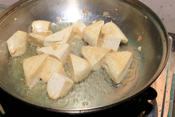 Готовить Тофу Фри Масле Процесс Приготовления Жареных Кусочков Тофу Специальной — стоковое фото