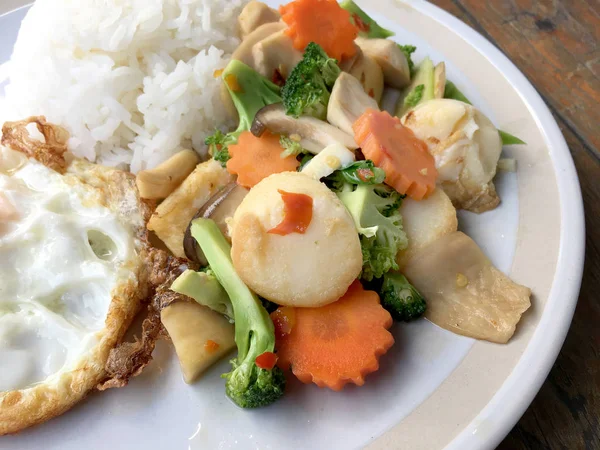 kızarmış sebze tofu karışık pirinç ve ahşap arka plan üzerinde beyaz tabak kızarmış yumurta. Vejetaryen yiyecekler, sağlıklı gıda.