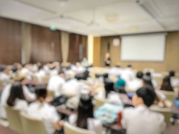 Los negocios, la educación, las personas y el concepto tecnológico - el primer plano de las manos femeninas que teclean en el teclado del ordenador portátil con la educación borrosa las personas . — Foto de Stock