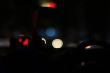 Arabanın içinden gece yolu görüntüsü doğal ışık sokağı ve diğer arabalar bulanık, gece yolculuk yapan bir arabanın içinden görüntü bulanık..