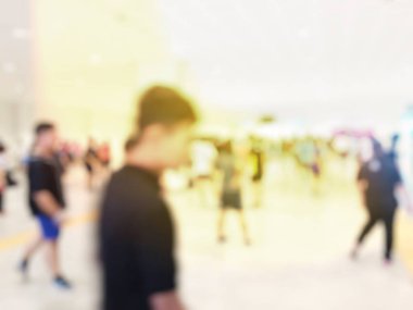 Spor salonundaki insanların bulanık görüntüsü