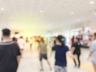 Spor salonundaki insanların bulanık görüntüsü