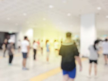 Spor salonundaki insanların bulanık görüntüsü