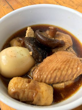 Herb, yumurta ve kanat komposto domuz eti tavuk soya sosu veya tatlı kahverengi sos (Moo Pa-lo) içinde ahşap masa, Tay geleneksel gıda üzerinde beyaz darbe.
