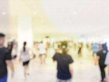 Spor salonundaki insanların bulanık görüntüsü