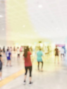 Spor salonundaki insanların bulanık görüntüsü