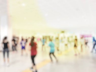 Spor salonundaki insanların bulanık görüntüsü