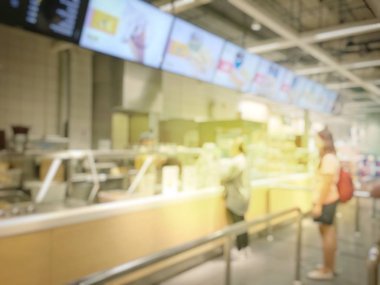 İnsan uçuş için bekleyen Havaalanı salonunda bulanık görüntü