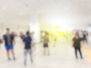 Spor salonundaki insanların bulanık görüntüsü
