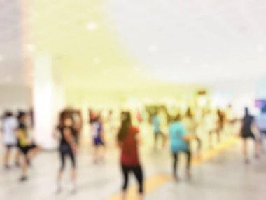 Spor salonundaki insanların bulanık görüntüsü