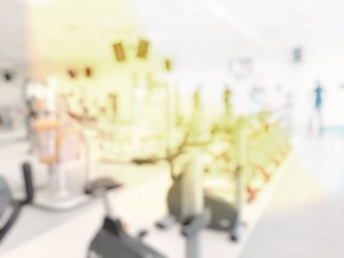 Spor salonundaki insanların bulanık görüntüsü