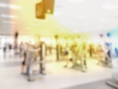 Spor salonundaki insanların bulanık görüntüsü