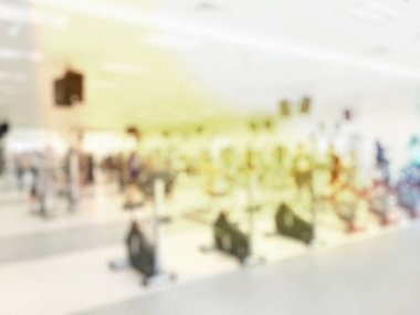 Spor salonundaki insanların bulanık görüntüsü