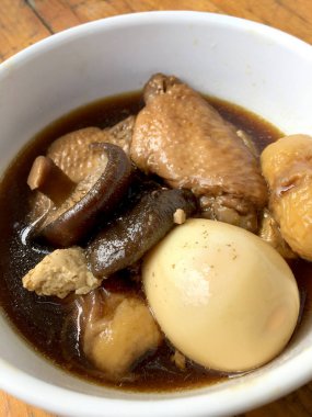 Herb, yumurta ve kanat komposto domuz eti tavuk soya sosu veya tatlı kahverengi sos (Moo Pa-lo) içinde ahşap masa, Tay geleneksel gıda üzerinde beyaz darbe.