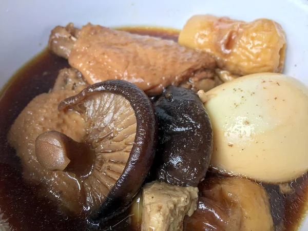 Herb, yumurta ve kanat komposto domuz eti tavuk soya sosu veya tatlı kahverengi sos (Moo Pa-lo) içinde ahşap masa, Tay geleneksel gıda üzerinde beyaz darbe.