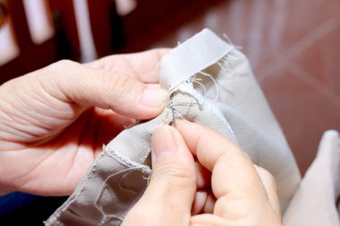 yapılan yumuşak oyuncaklar keçe ve iğne dikiş el eller terzi anda onun bezle ahşap sandalye üzerinde