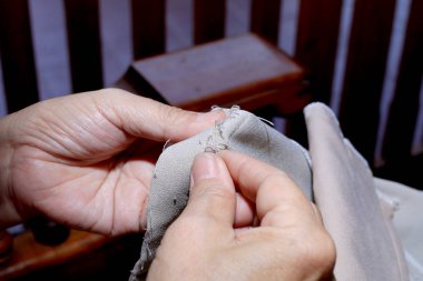 yapılan yumuşak oyuncaklar keçe ve iğne dikiş el eller terzi anda onun bezle ahşap sandalye üzerinde