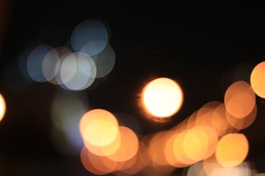 Gece şehir ışıkları ile renkli bokeh arka plan 