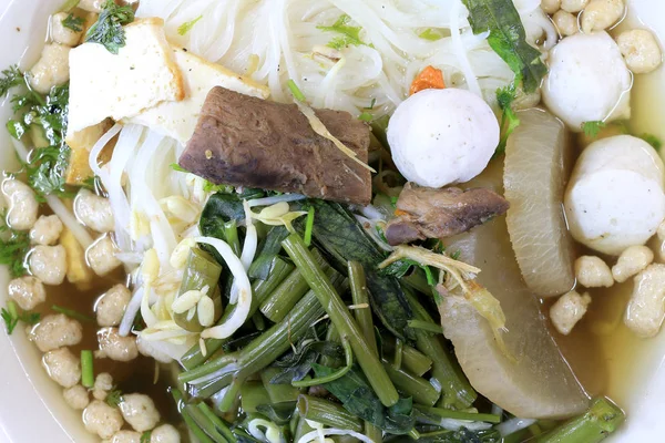 vietnamse çorbası, hizmet Budist eatery, turp, sabah şan, shiitake ve tofu vejetaryen Festivali ahşap masa üzerinde beyaz kase taze otlar ile.