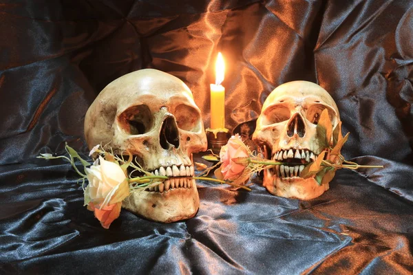 Totenkopf Mit Rosen Und Brennender Kerze — Stockfoto