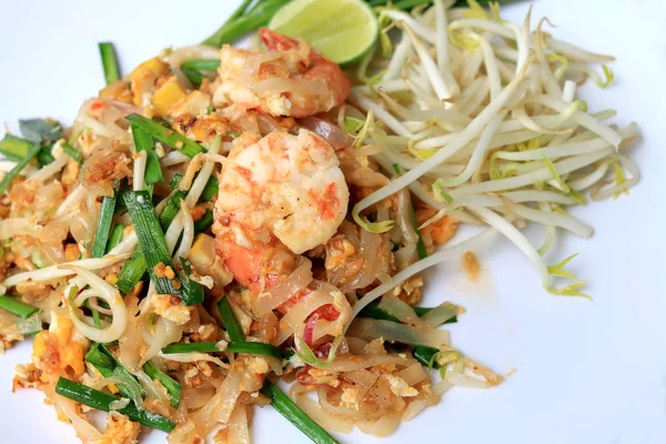 Comida tailandesa Pad Thai, revuelve los fideos fritos con camarones en un plato blanco. El plato principal nacional de Tailandia. la comida popular en Tailandia. Fideos fritos tailandeses . — Foto de Stock