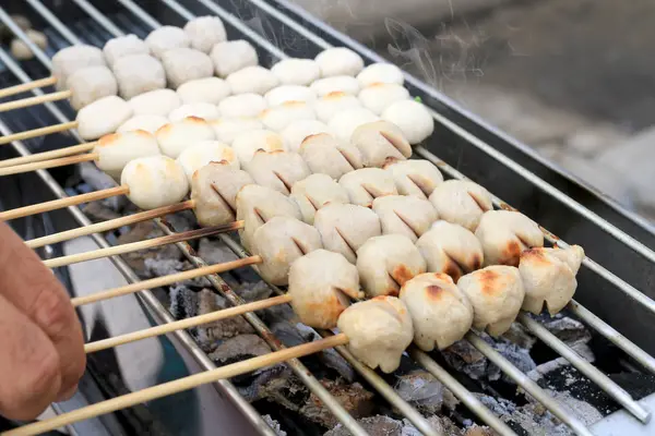 Albóndigas a la parrilla en la estufa. Thai Street Food  . — Foto de Stock