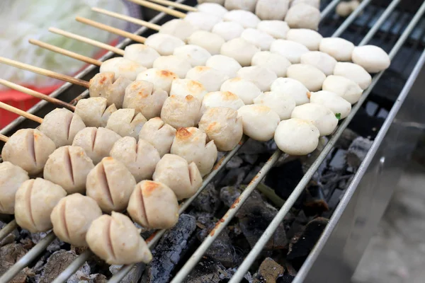 Albóndigas a la parrilla en la estufa. Thai Street Food  . — Foto de Stock