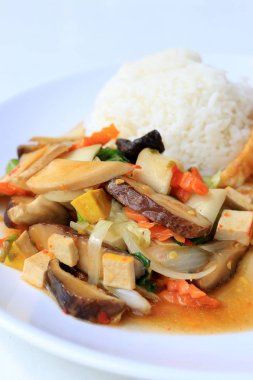 Çin tarzında kızarmış Tofu karıştırın, karışık sebzeli Kızarmış tofu ilave edin ve pirinç için beyaz arka plan üzerinde beyaz tabak içinde kızarmış yumurta kutlamak Çin yeni yılı Festivali, vejetaryen yemek, sağlıklı gıda.