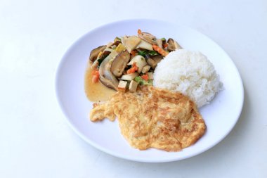 Çin tarzında kızarmış Tofu karıştırın, karışık sebzeli Kızarmış tofu ilave edin ve pirinç için beyaz arka plan üzerinde beyaz tabak içinde kızarmış yumurta kutlamak Çin yeni yılı Festivali, vejetaryen yemek, sağlıklı gıda.