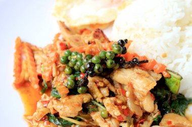 Yasemin pirinç beyaz arka plan üzerinde beyaz tabak içinde kavrulmuş chili Yapıştır ve taze Piper nigrum kızarmış tavuk karıştırın. Tay tarzında gıda.