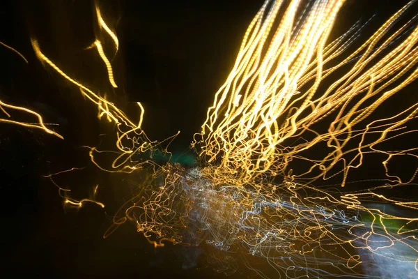 Luzes de rua em acelerar carro à noite, movimento de luz com obturador de velocidade lenta . — Fotografia de Stock