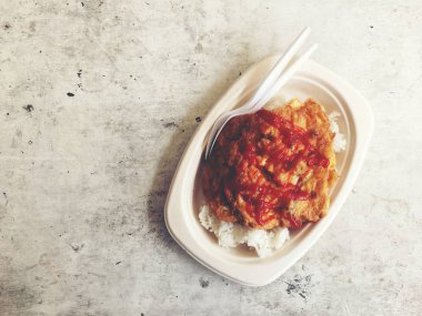 Kağıt tabakta vintage tonu renk eski ahşap zemin üzerine geleneksel Tay omlet. Tayland popüler lezzetli yemek.