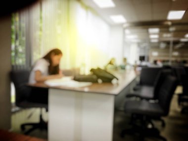 Bulanık öğrencilerin sınıfta eğitim kavramı. Sınıf öğrencileri Üniversitesi'nde. Ücretsiz eğitim. Takım öğretim.