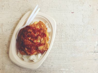 Kağıt tabakta vintage tonu renk eski ahşap zemin üzerine geleneksel Tay omlet. Tayland popüler lezzetli yemek.