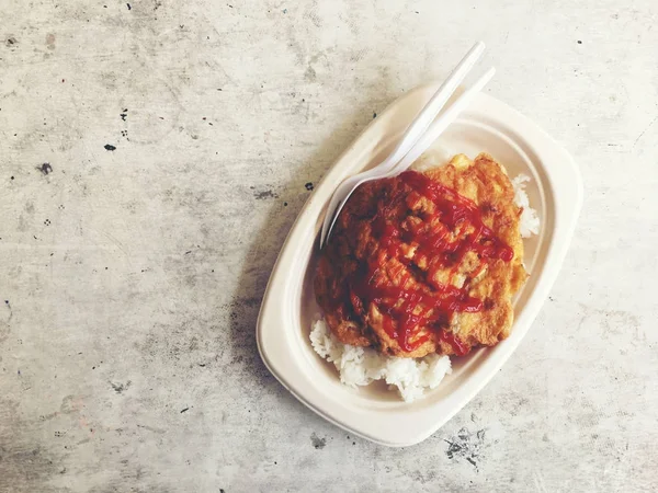 Kağıt tabakta vintage tonu renk eski ahşap zemin üzerine geleneksel Tay omlet. Tayland popüler lezzetli yemek.