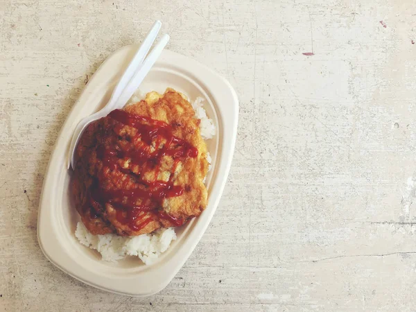 Kağıt tabakta vintage tonu renk eski ahşap zemin üzerine geleneksel Tay omlet. Tayland popüler lezzetli yemek.