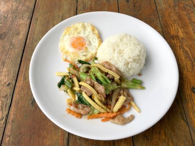 karışık sebze stire kızarmış et ve ahşap arka plan üzerinde beyaz tabak pirinç kızarmış yumurta ile. Tay gıda Sağlık için.