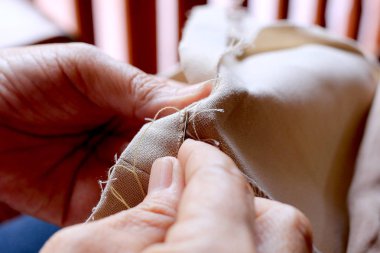 terzi, portre, elbise, iplik, işyeri, arka plan, iş, kumaş, giyim, giyim, renk, kavramı, yaratıcı, Tasarımcısı, tasarımı, kumaş, erkek, yeşil, sanayi, malzeme, iğne, needlecraft, needlewoman, işgal, insanlar, Meslek, dikmek