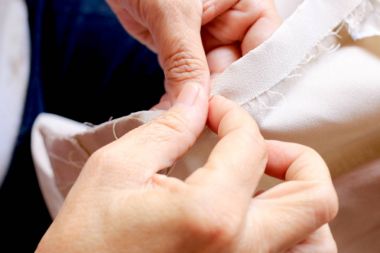 terzi, portre, elbise, iplik, işyeri, arka plan, iş, kumaş, giyim, giyim, renk, kavramı, yaratıcı, Tasarımcısı, tasarımı, kumaş, erkek, yeşil, sanayi, malzeme, iğne, needlecraft, needlewoman, işgal, insanlar, Meslek, dikmek