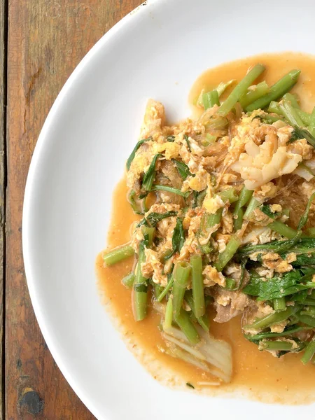 Suki sin caldos, revuelva las verduras fritas mezcladas y la carne en salsa sukiyaki en un plato blanco sobre una mesa de madera. Comida Vegetariana, comida saludable — Foto de Stock