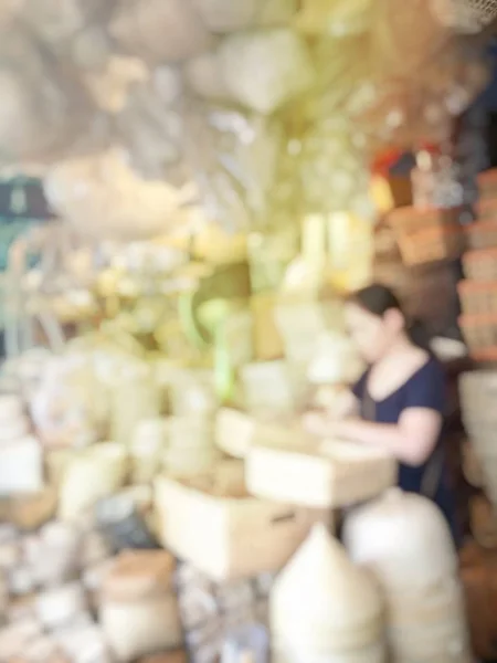 Imagen borrosa de la mujer de negocios que compra bolsas de paja, cestas, cestas de mimbre hechas a mano en la tienda de material local en el mercado tradicional en la calle cestas, Bangkok Tailandia . —  Fotos de Stock