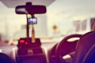 Arabanın içinden gece yolu görüntüsü doğal ışık sokağı ve diğer arabalar bulanık, gece yolculuk yapan bir arabanın içinden görüntü bulanık..